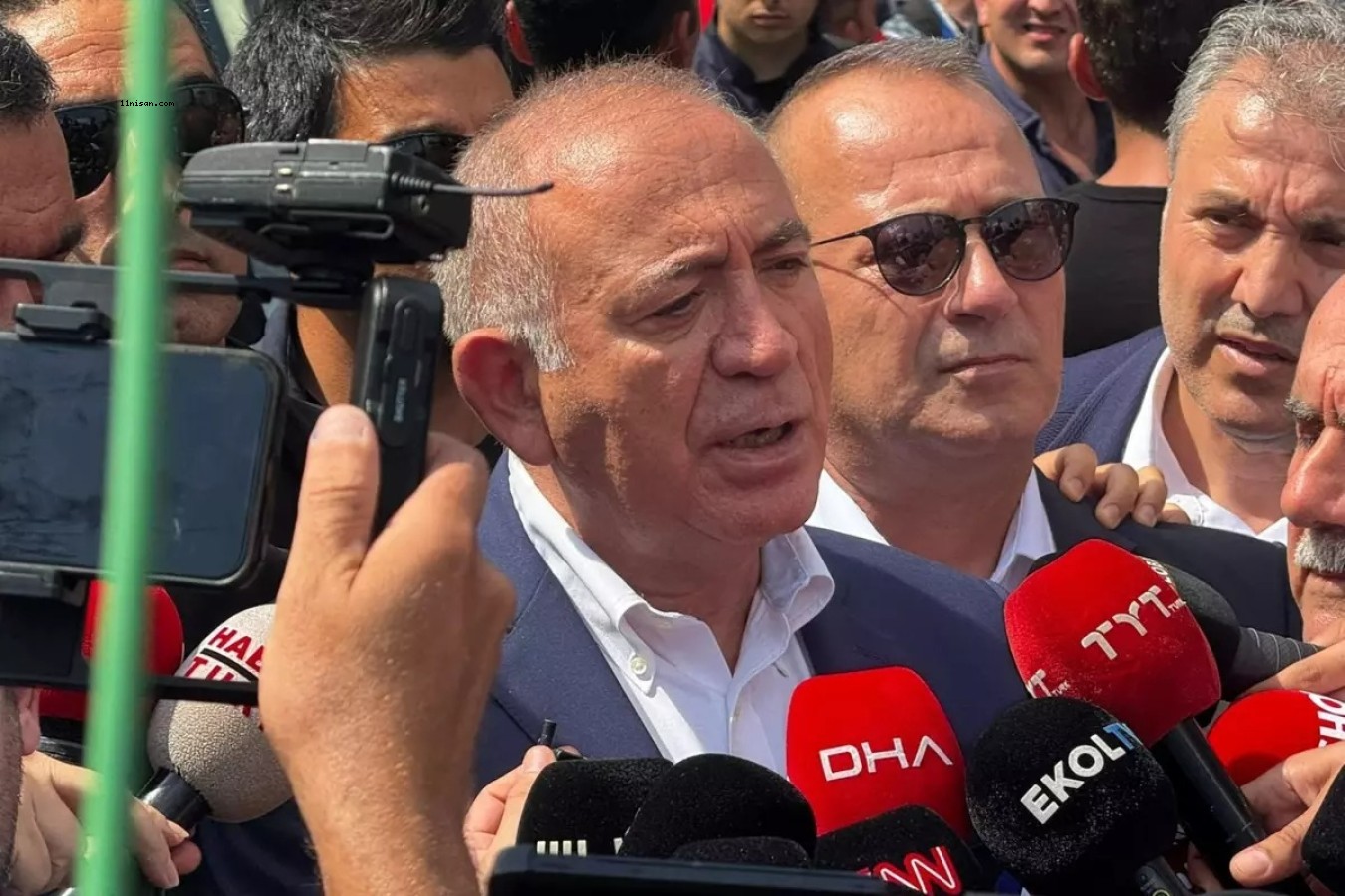 CHP İSTANBUL İL BAŞKANLIĞI’NDA KAYYUM GERGİNLİĞİ: GÜRSEL TEKİN BİNA ÖNÜNDE KONUŞTU, KALABALIK ÖFKELENDİ;