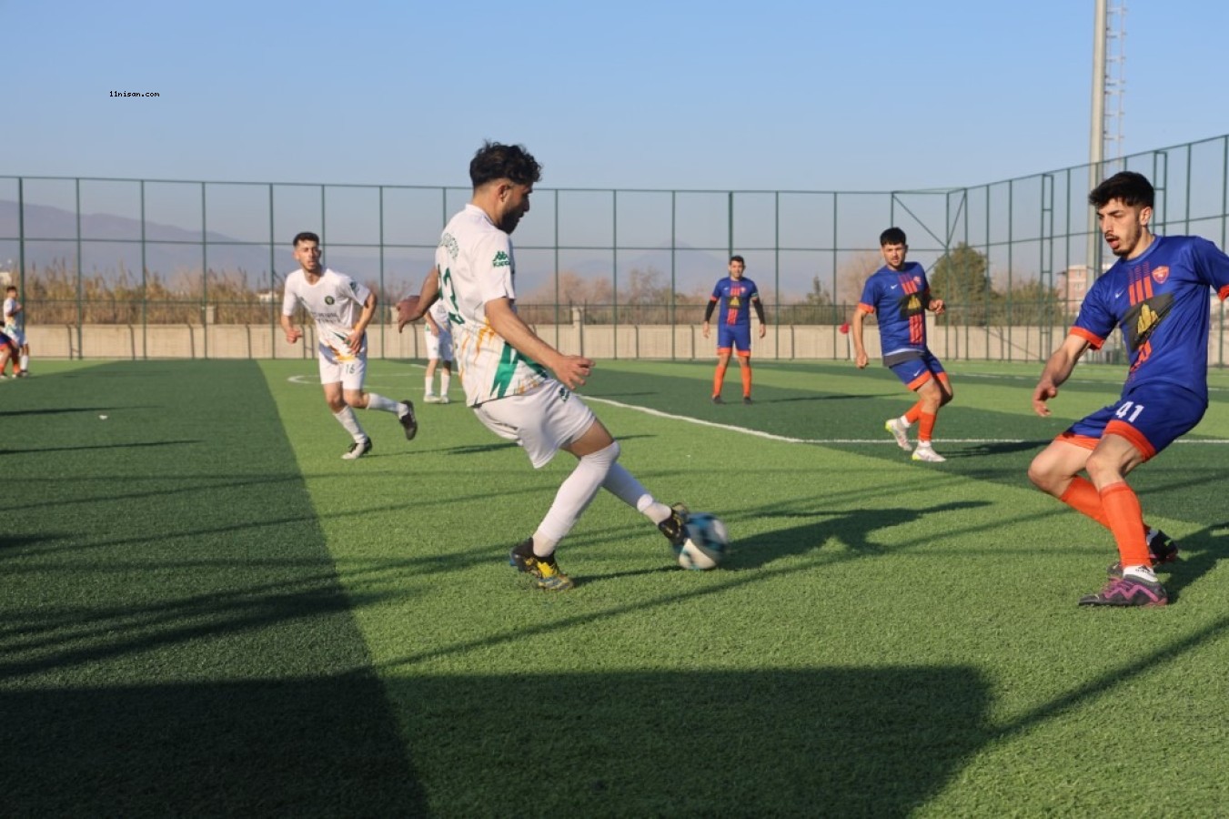 Futbol aşkından vazgeçmeyen Suriyeli Muhammed, savaştan kaçıp sığındığı Türkiye’de yeşil sahada ter döküyor;