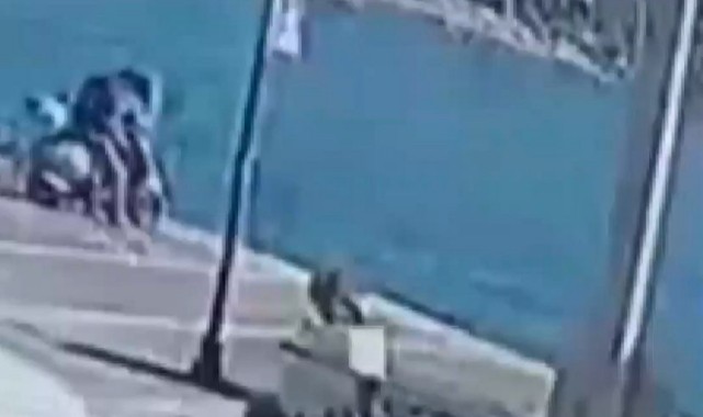 Çeşme’de Şoke Eden Anlar: Motosikletiyle Denize Uçtu!