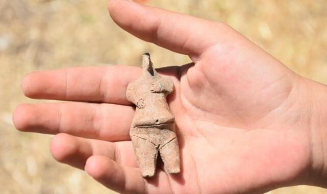 İzmir'deki kazıda 7 bin 800 yıllık kadın heykelciği bulundu;