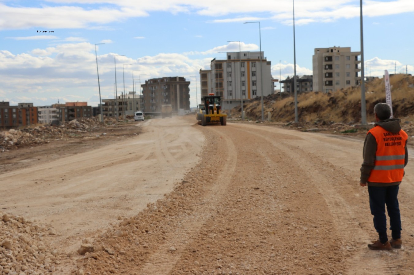 BÜYÜKŞEHİR 13 İLÇEDE YOL AĞINI GENİŞLETİYOR;