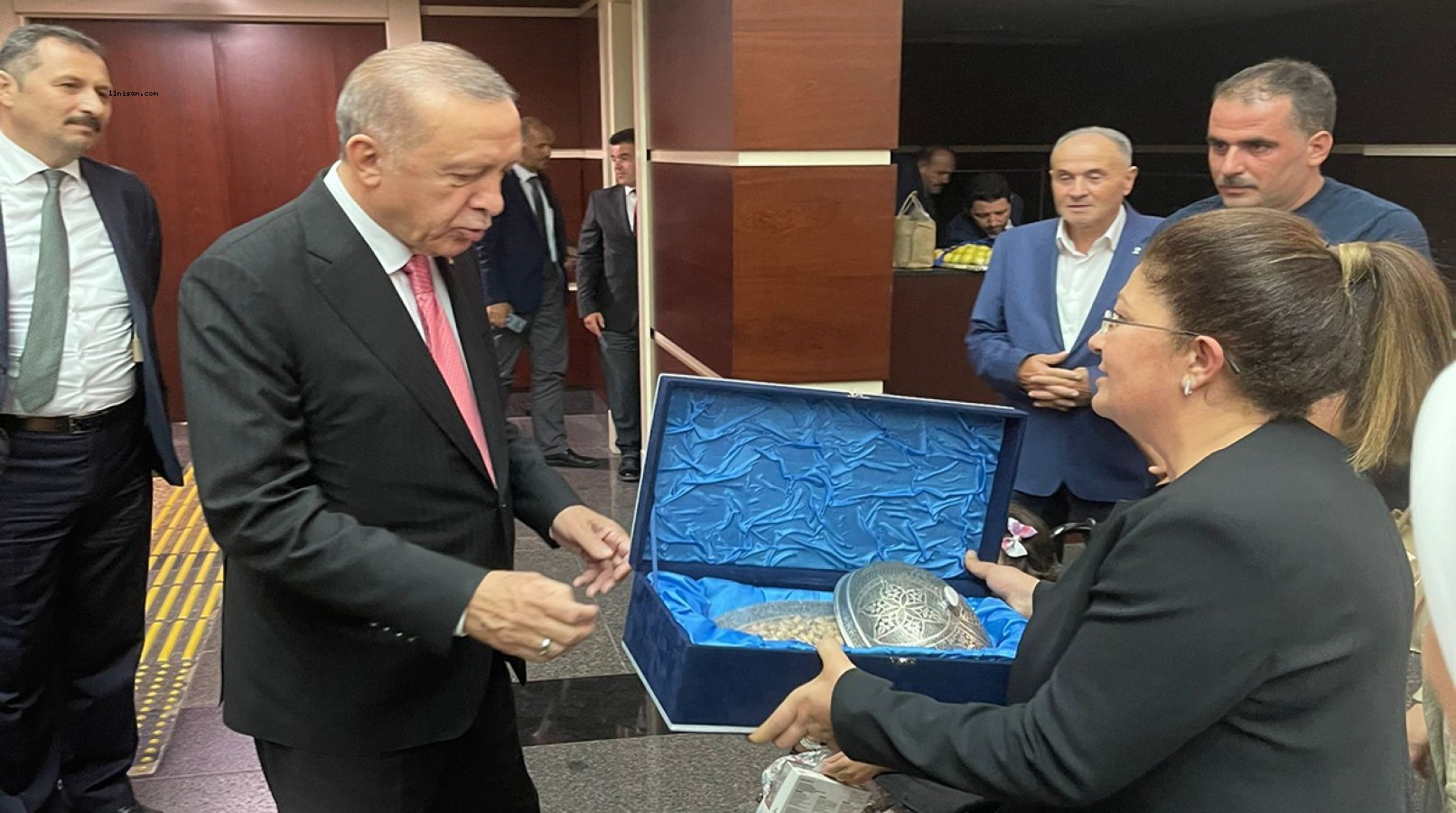 Fıstığın ilk hasadını Erdoğan’a hediye etti!