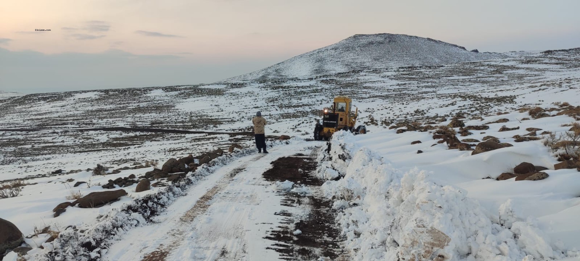 BÜYÜKŞEHİR BELEDİYESİ, KARLA KAPANAN 250 KM YOLU TEKRAR ULAŞIMA AÇTI;