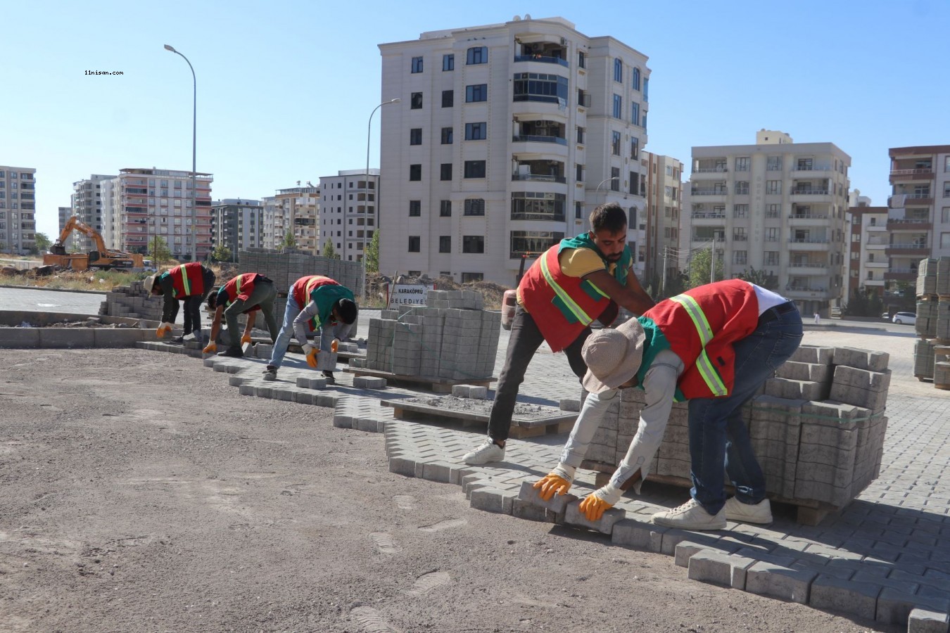 Karaköprü'de belediyeden yeni açılan yollarda çalışma;