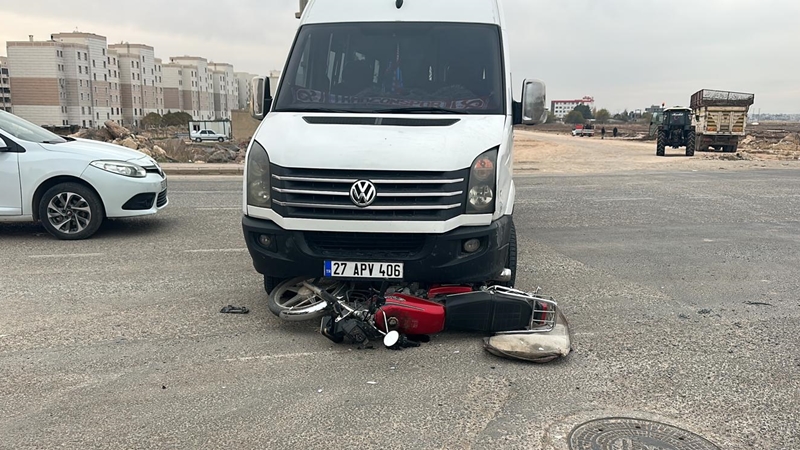 Şanlıurfa’da öğrenci servisi ile motosiklet çarpıştı: 1 yaralı;