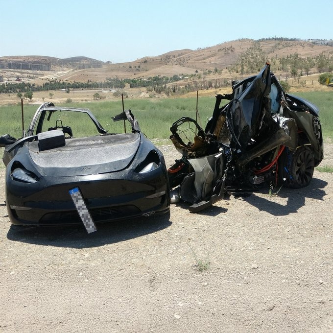 İKİ HEMŞİRE YANARAK HAYATINI KAYBETTİ TESLA MARKA ARAÇ ELEKTİRİK DİREĞİNE ÇARPTI!;