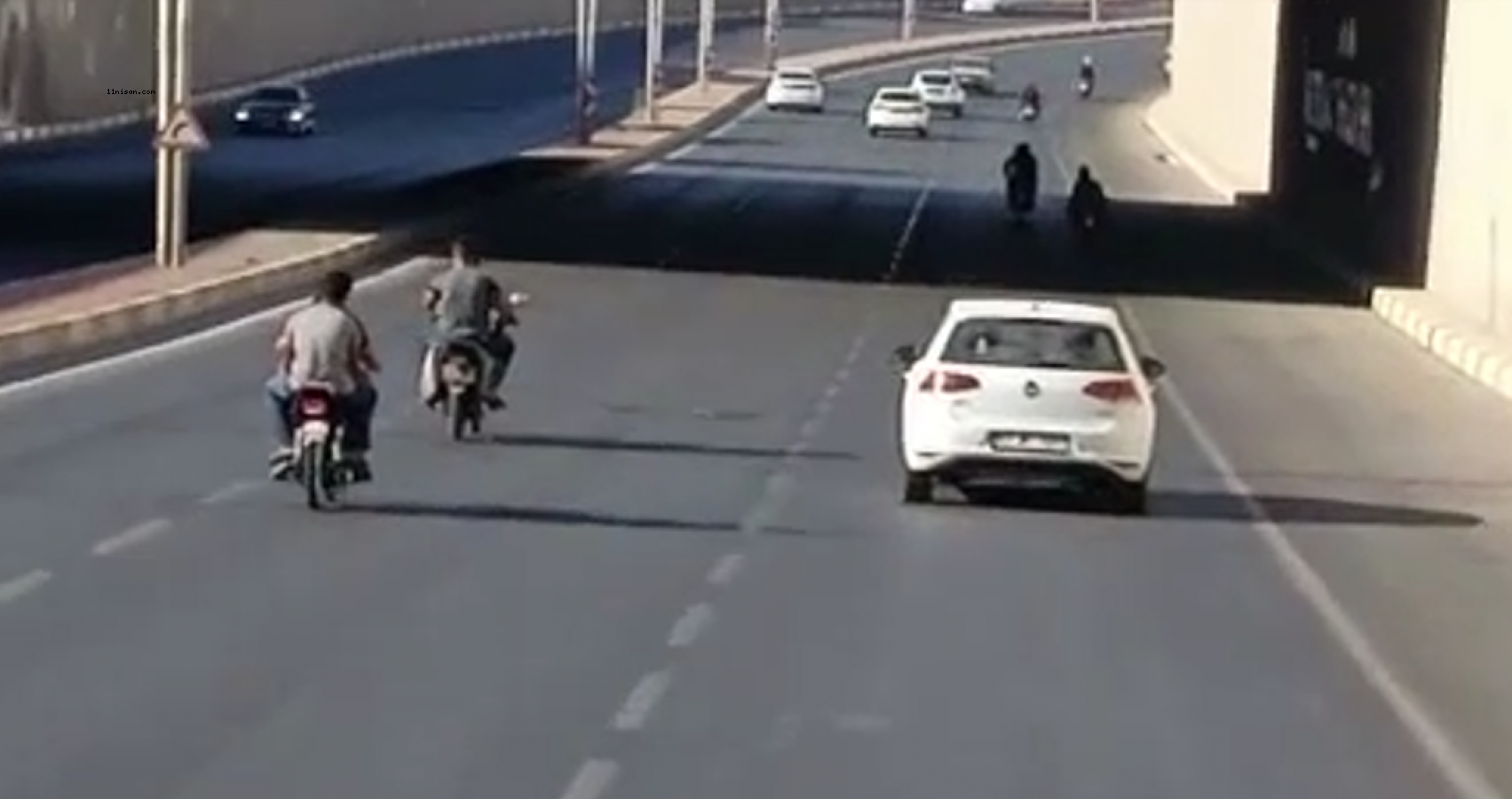 Urfa’da motosiklet sürücüleri hız yaparak trafiği tehlikeye attı!;