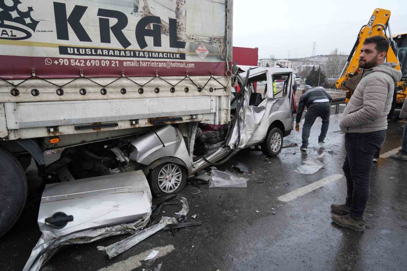 Ankara’da tırın altına giren araç...;