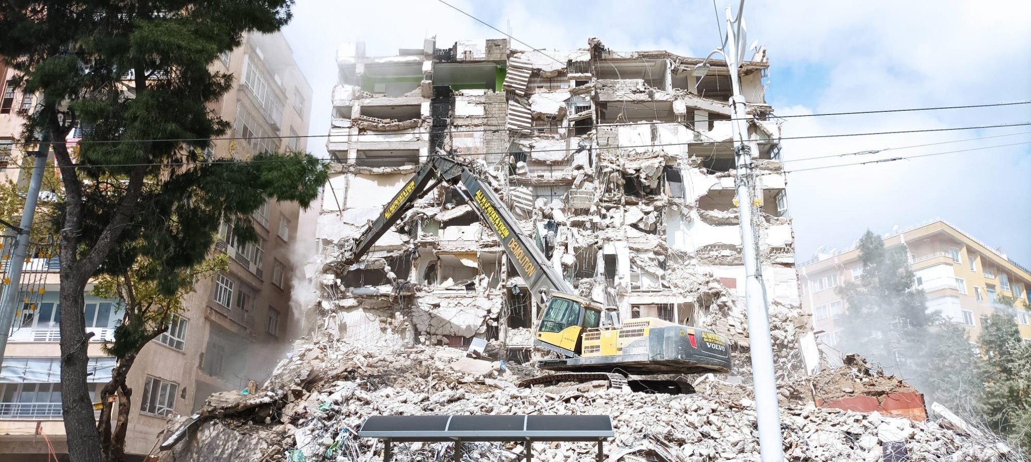 Urfa’da hasar gören binaların kontrollü şekilde yıkımları sürüyor;