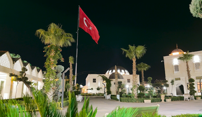 Urfa’daki camiye dev Türk bayrağı asıldı;