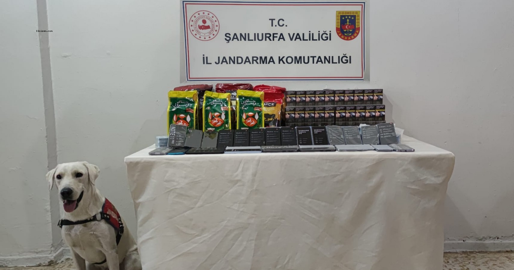 Viranşehir'de kaçak cep telefonu, sigara ve çay ele geçirildi;