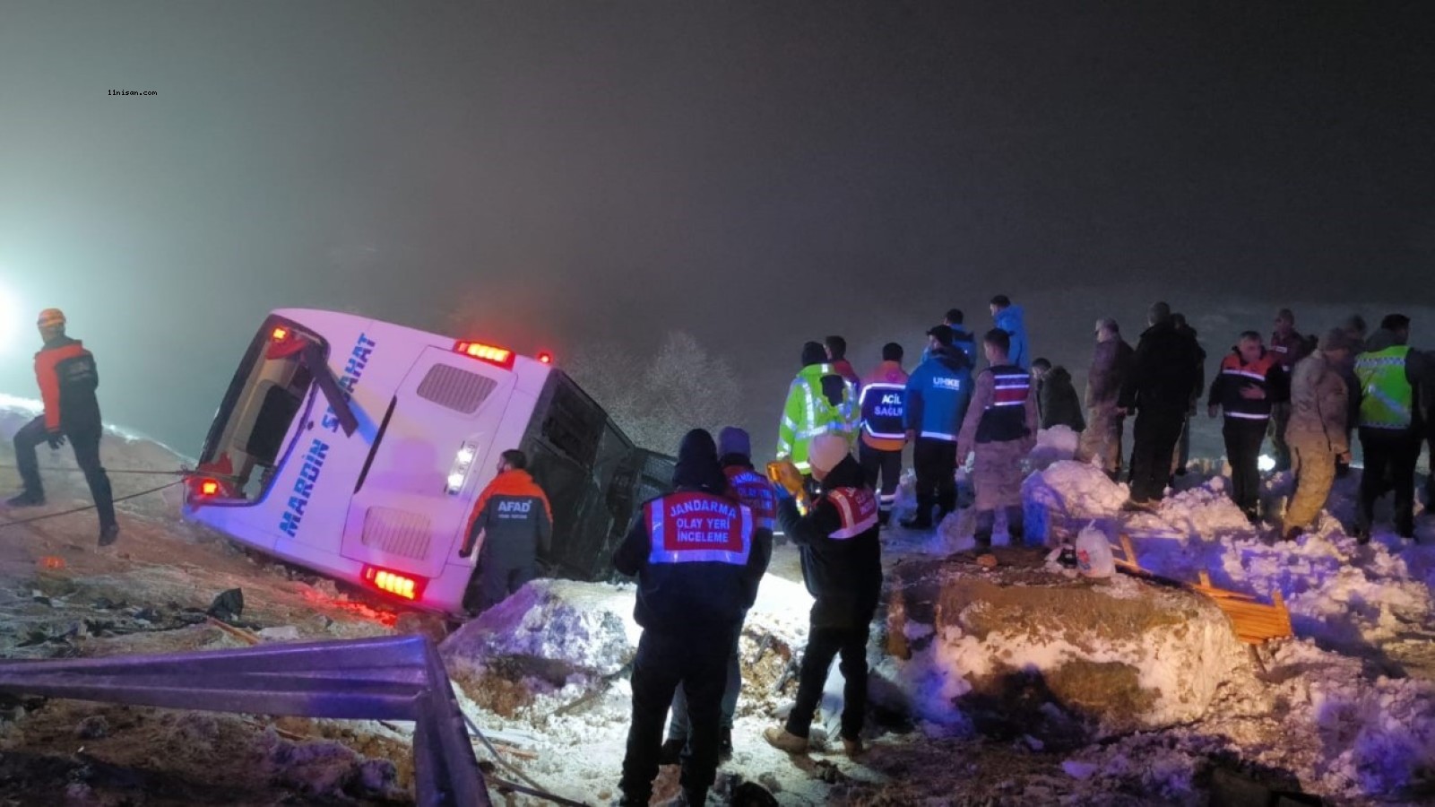 Bingöl’de yolcu otobüsü devrildi: 4 ölü, 32 yaralı...;