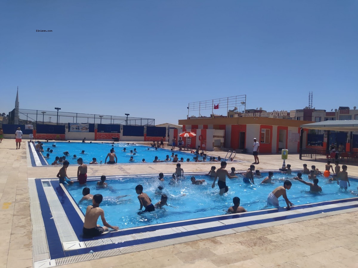 Urfa’da yüzme havuzları gençlerin uğrak noktası oluyor;