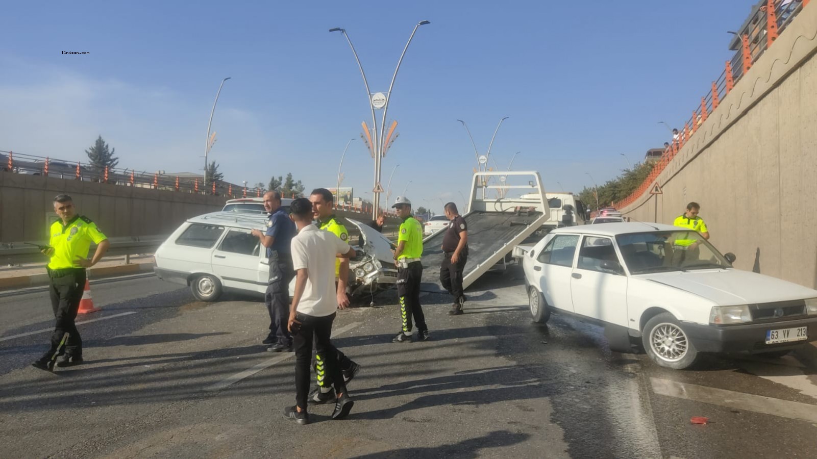 Urfa'da alt geçitte meydana gelen kazada 3 kişi yaralandı;
