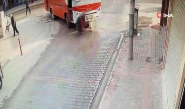 Dönüş yapan özel halk otobüsünün altında kalan kadın