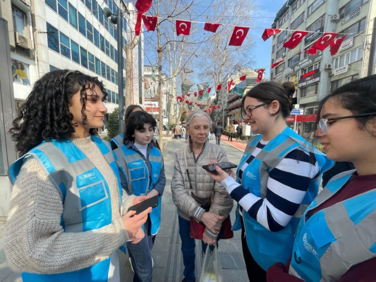 Sokak sokak iyiliğin peşinden koşuyor, küsleri barıştırıp, camileri temizliyorlar;