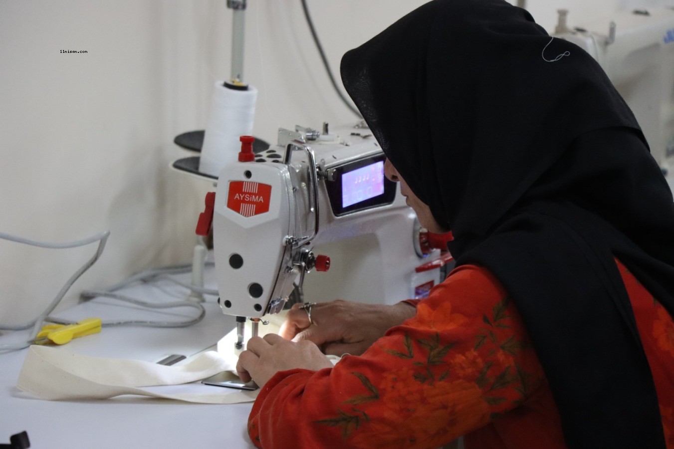 Harranlı kadınlar atık malzemelerden el işi yapıyor;