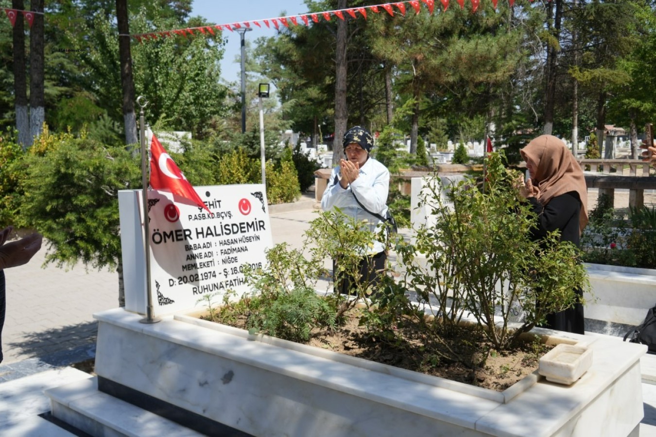 ŞEHİT ÖMER HALİSDEMİR KABRİ BAŞINDA ANILDI