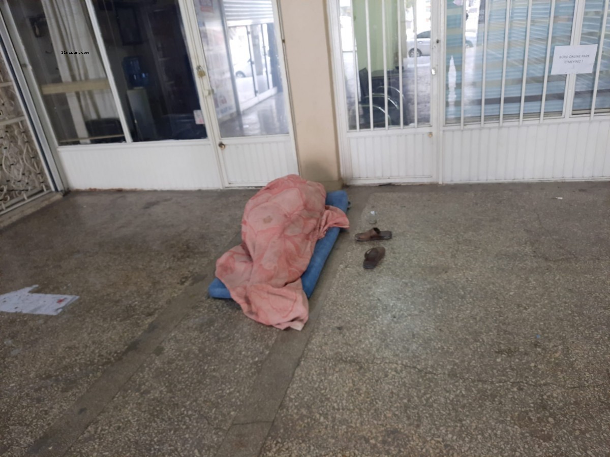 Şanlıurfa’da sokakta yatan adam hayırseverlerden destek bekliyor