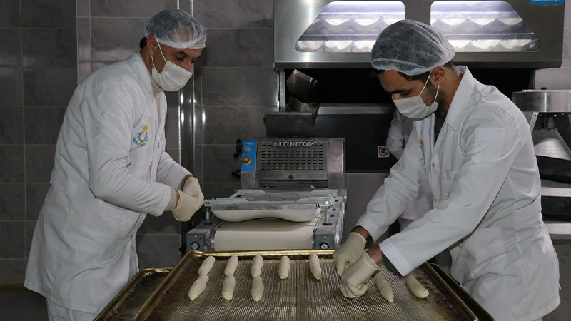 Haliliye Belediyesinin ürettiği ekmekler sofralara ulaştırılıyor