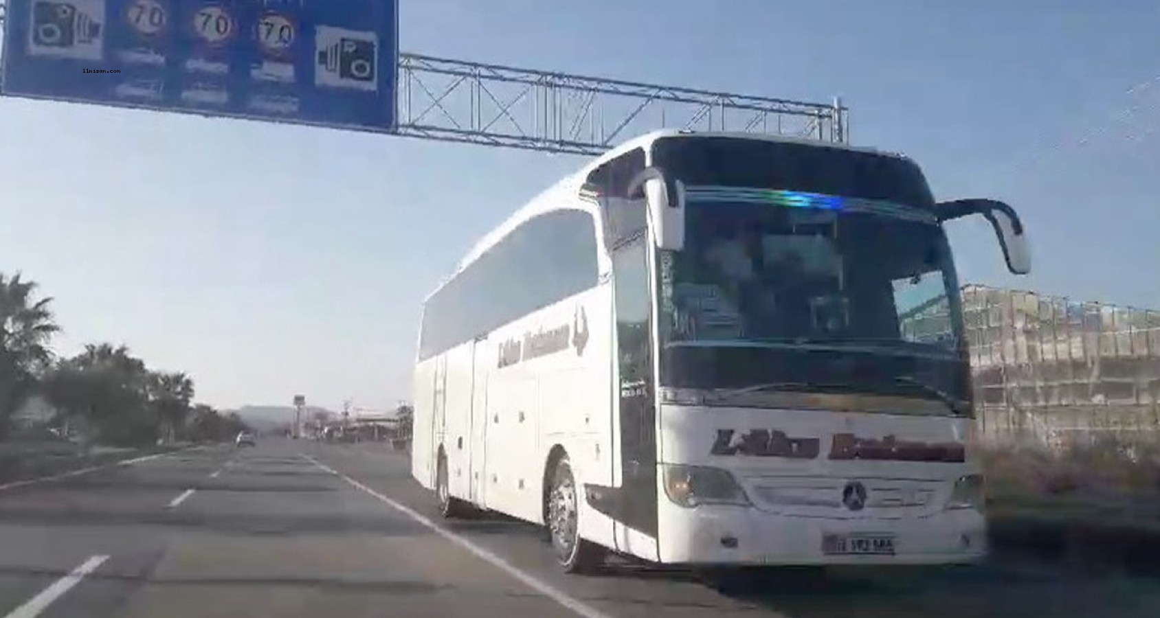 Ana yolda tersten giden yolcu otobüsü trafiği tehlikeye attı...;