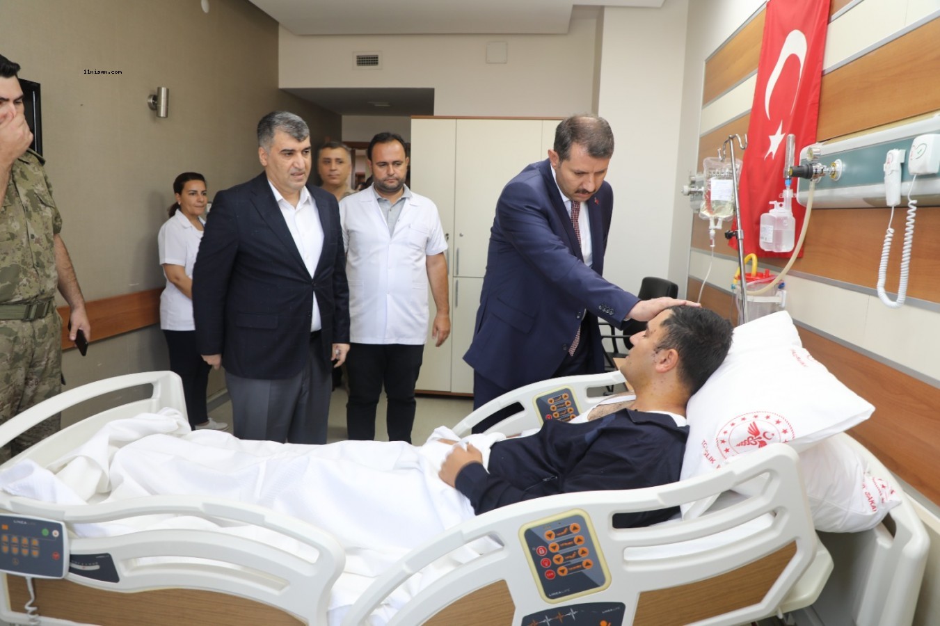 Vali Ayhan yaralı askerleri hastanede ziyaret etti;