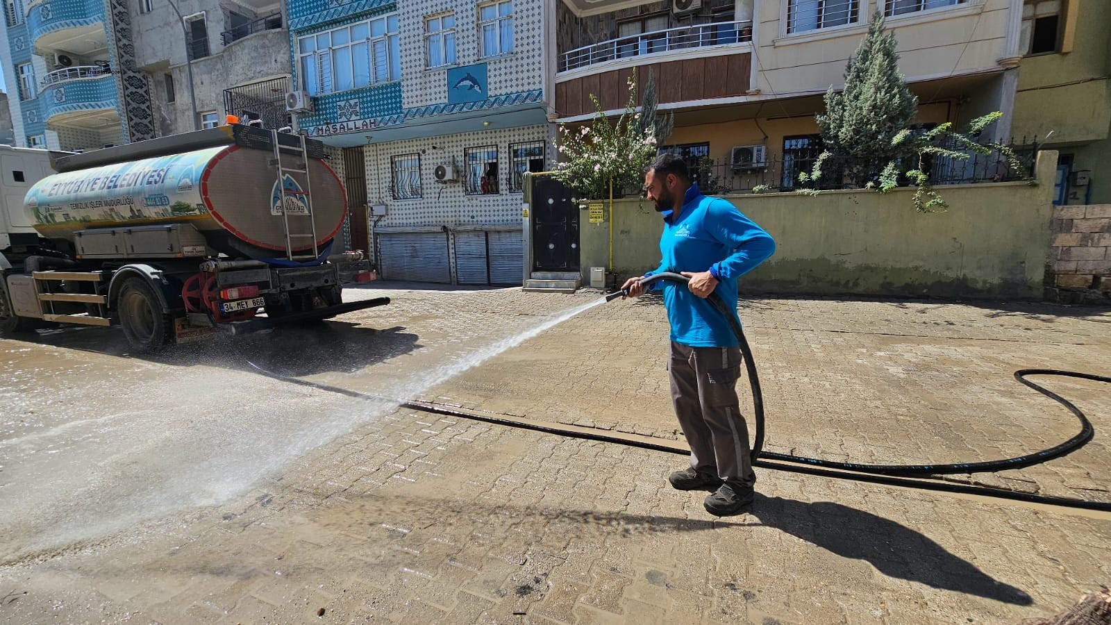 Geceyi Gündüze Katan Temizlik Ekibi, Eyyübiye’yi Baştan Aşağı Temizliyor