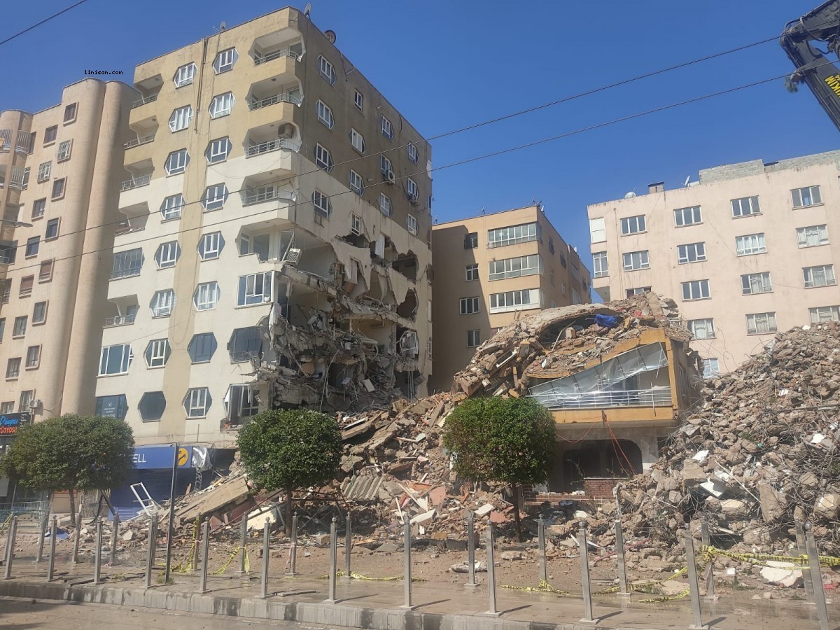 Urfa’da kontrollü yıkılan bina, yandaki sağlam apartmana zarar verdi;