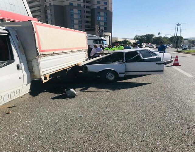ŞANLIURFA’IN GÖBEĞİNDE TRAFİK KAZASI ARABA HURDAYA DÖNDÜ;