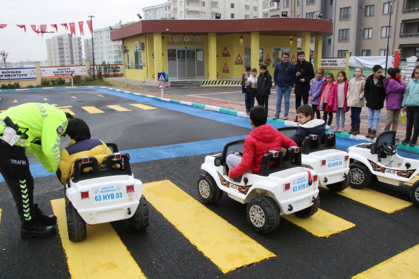 Çocuklar, akülü araçlara binerek sürücülük deneyimi yaşıyor