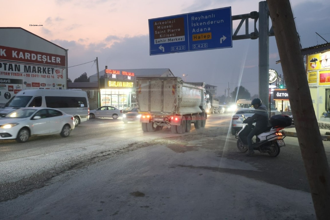 Kamyonun altında kalan motosikletli...;