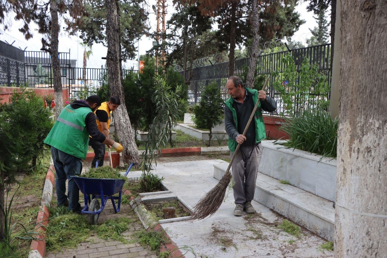 Büyükşehir’den bayram öncesi mezarlıklarda temizlik çalışması;