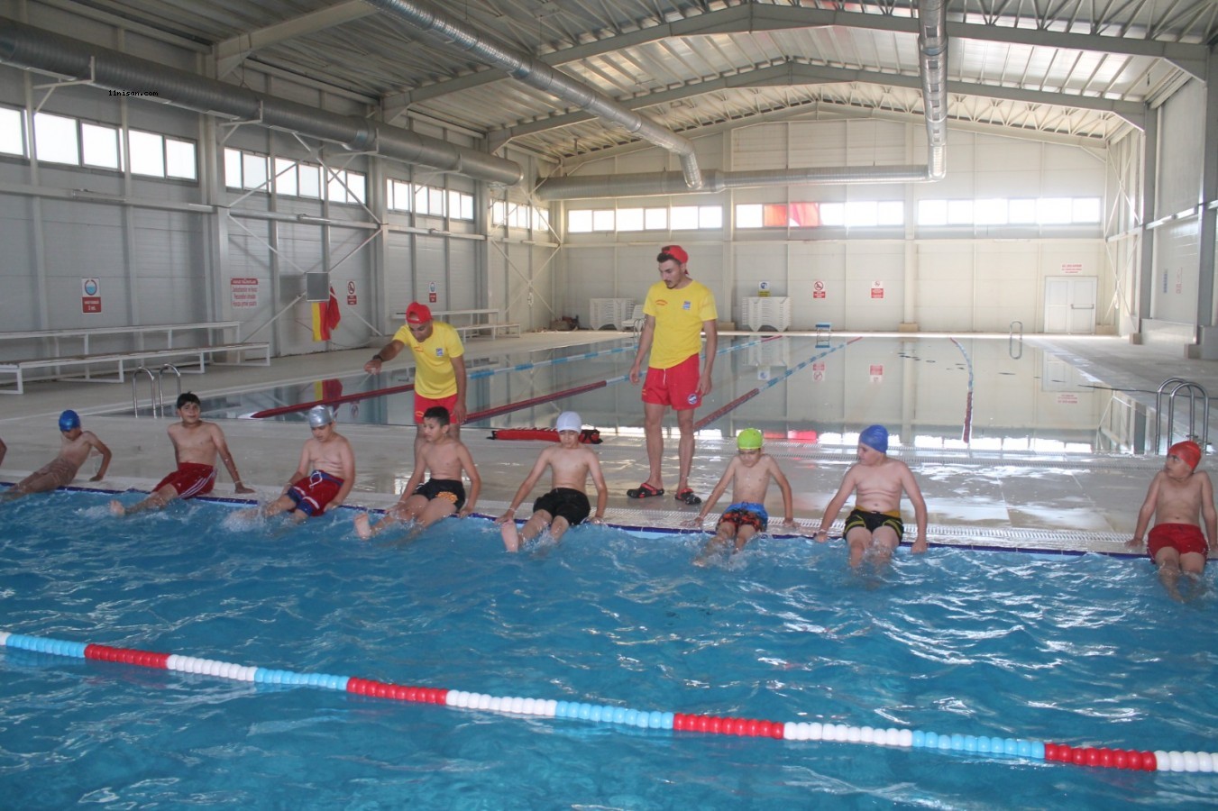 Viranşehir Belediyesi’nin yüzme kursu büyük ilgi görüyor;