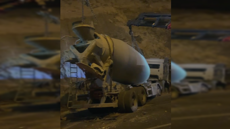 Kamyon ile beton mikseri çarpıştı: 2 yaralı;