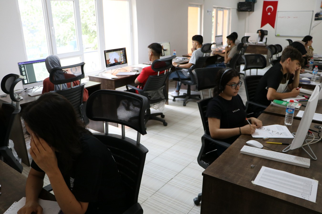 Viranşehir'de sınavlara hazırlanan öğrencilere bilgisayarlı eğitim