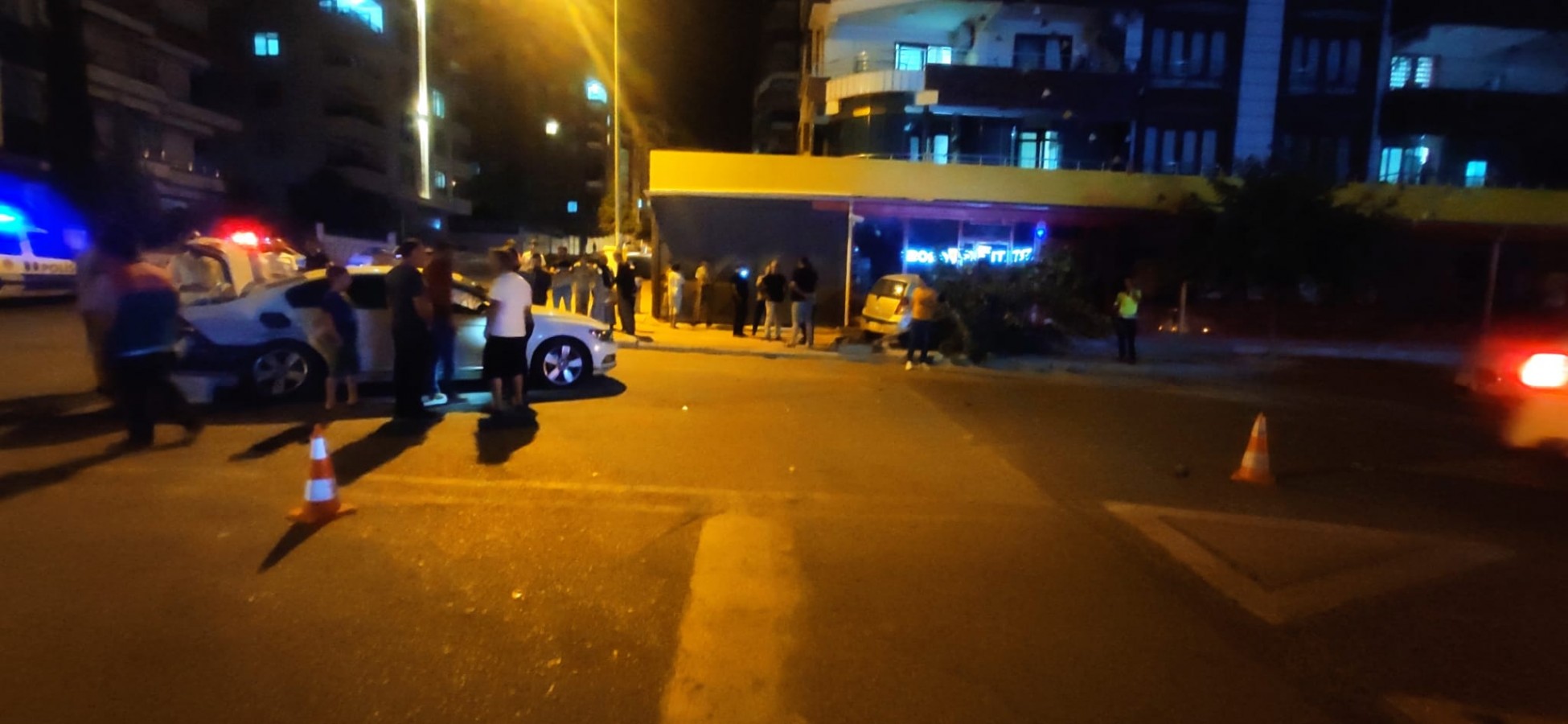 Urfa'da kaza! Araba markete çarptı;
