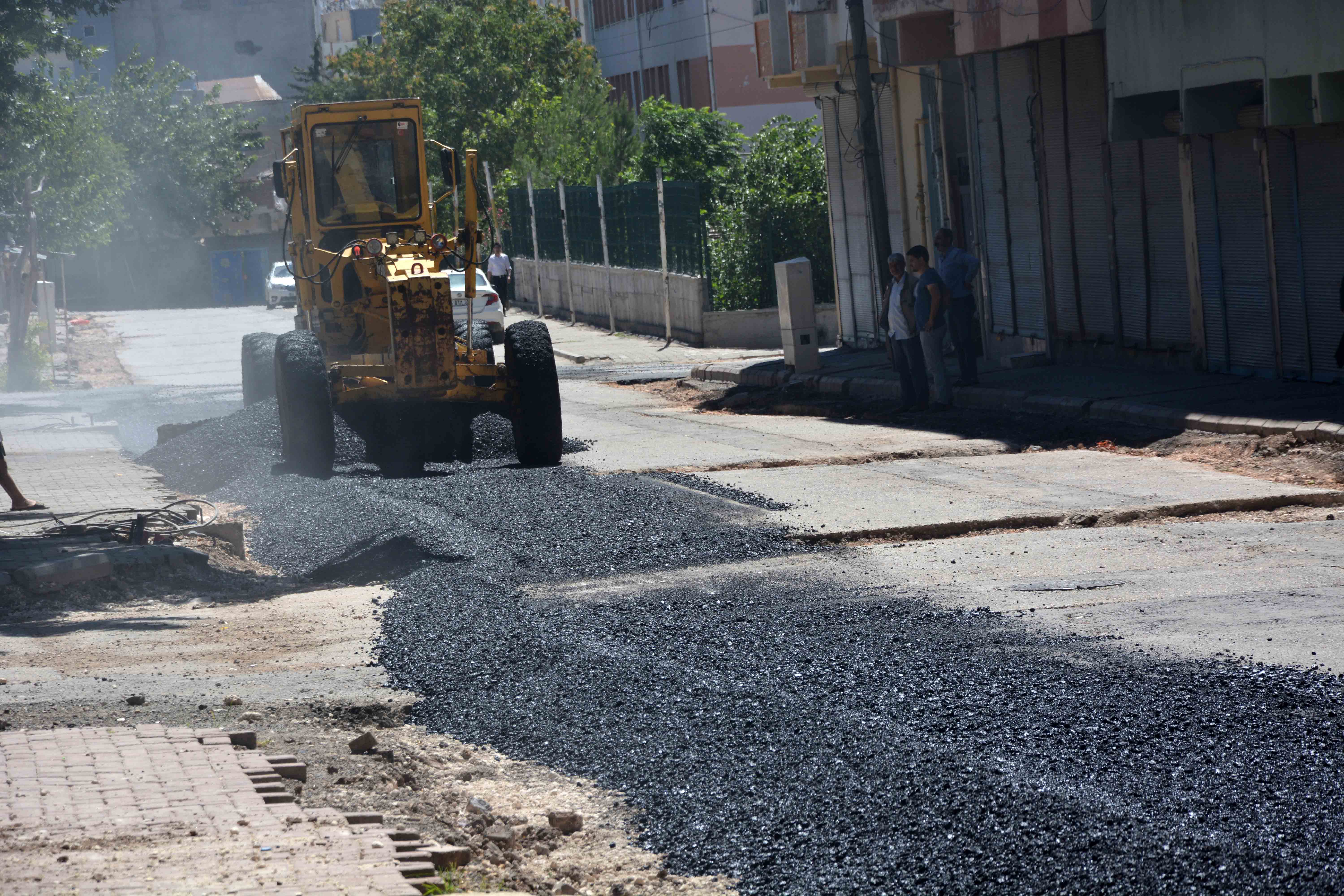 Siverek’te tahrip olan yollar sıcak asfaltla onarılıyor;