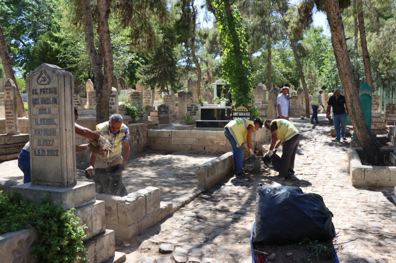 Büyükşehir Belediyesi ekipleri mezarlıklarda temizlik çalışması yaptı;