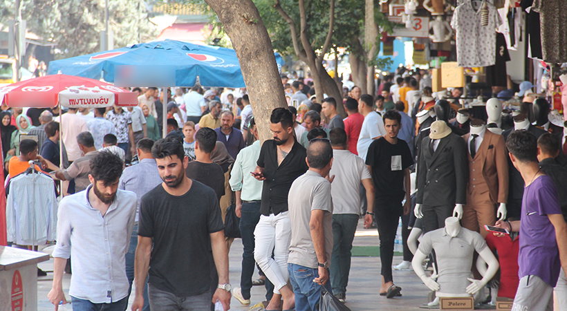 Şanlıurfa’da çarşıda arefe hareketliliği;