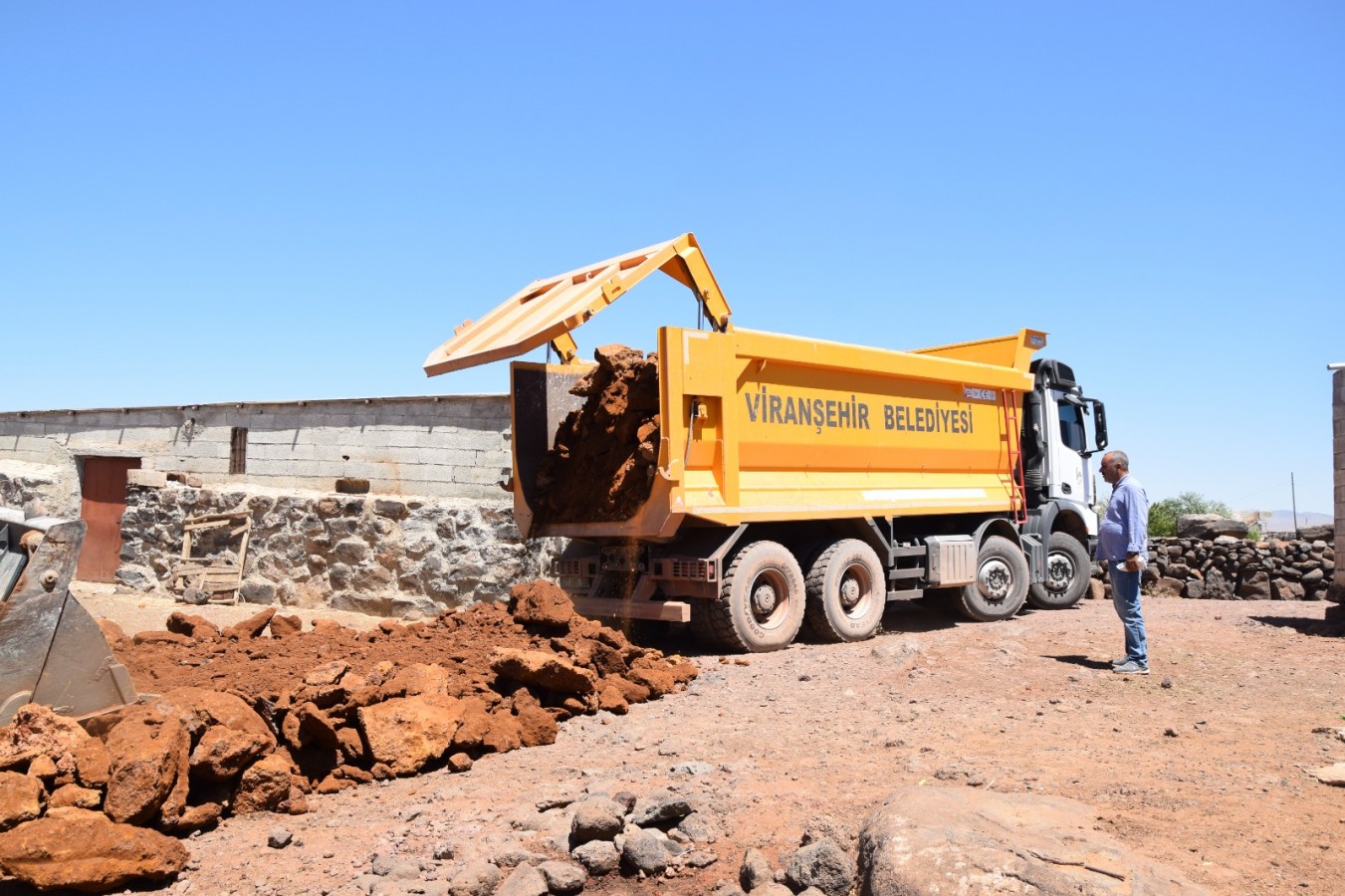 Viranşehir’de kırsal mahallelere yeni yollar yapılıyor;