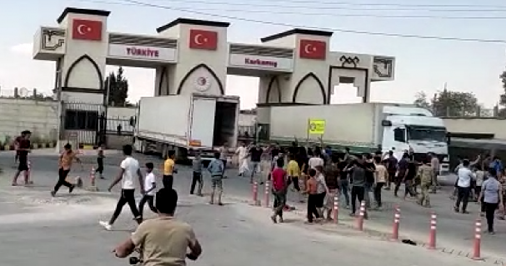 Akçakale’nin sınır komşusu Tel Abyad’da Türkiye karşıtı protesto (-EK);