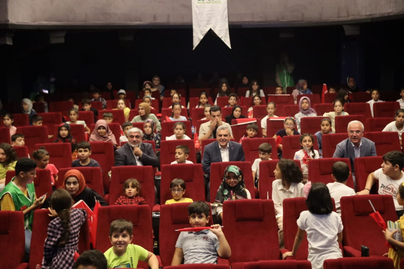 Başkan Beyazgül çocukların sinema sevincine ortak oldu;