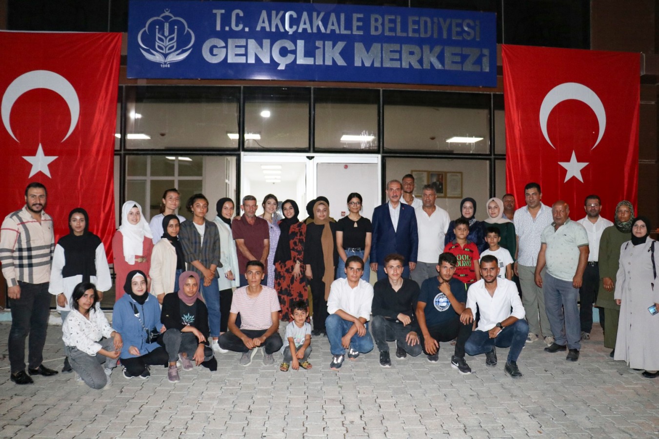 Başarılı öğrencilerle yemekte buluştu;