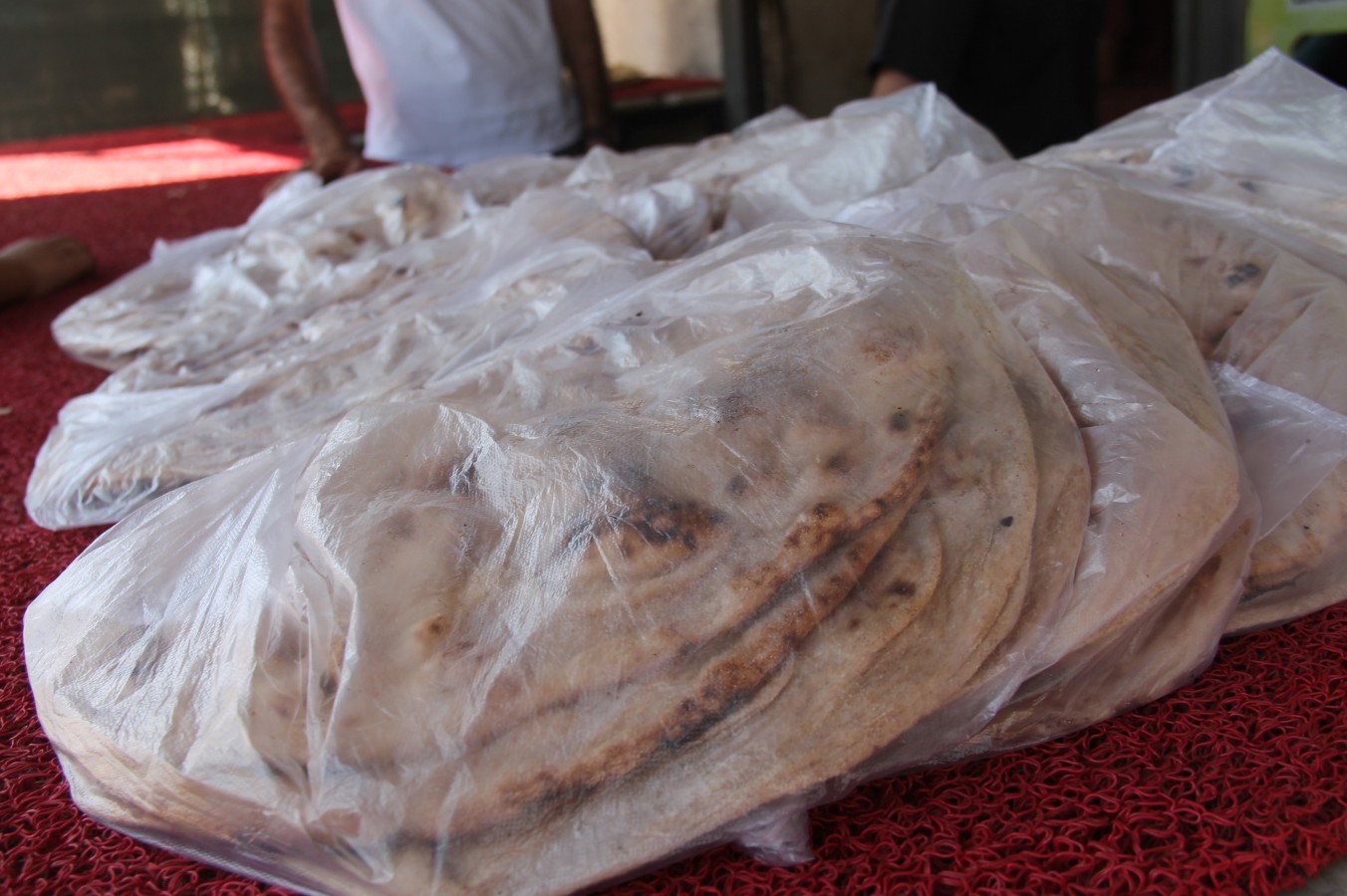 Suriyeliler tandır ekmeği geleneğini Urfa’da devam ettiriyor;