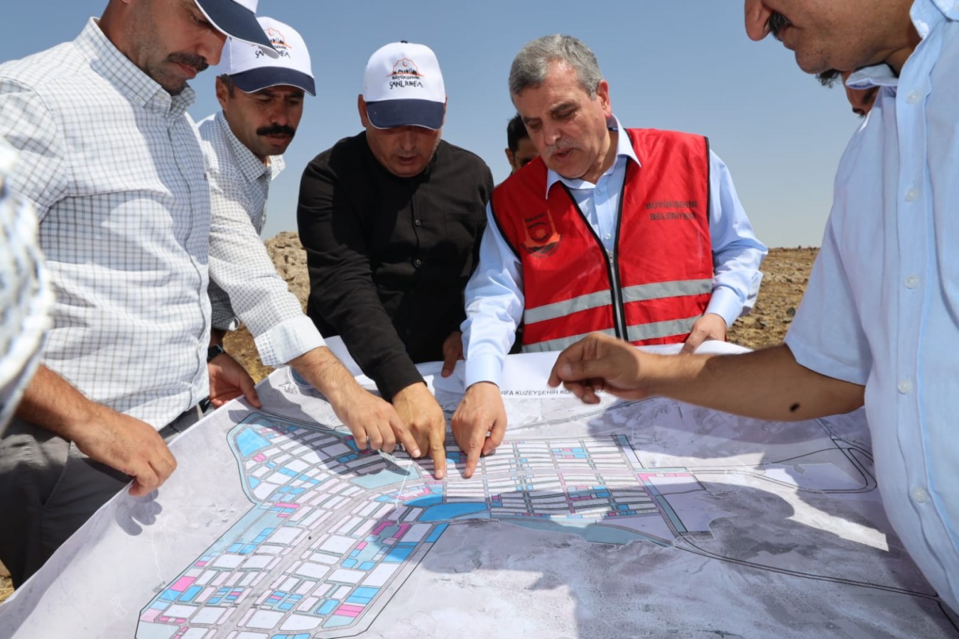 Urfa’da toplu konut yapılacak bölgede yol çalışmaları başladı;