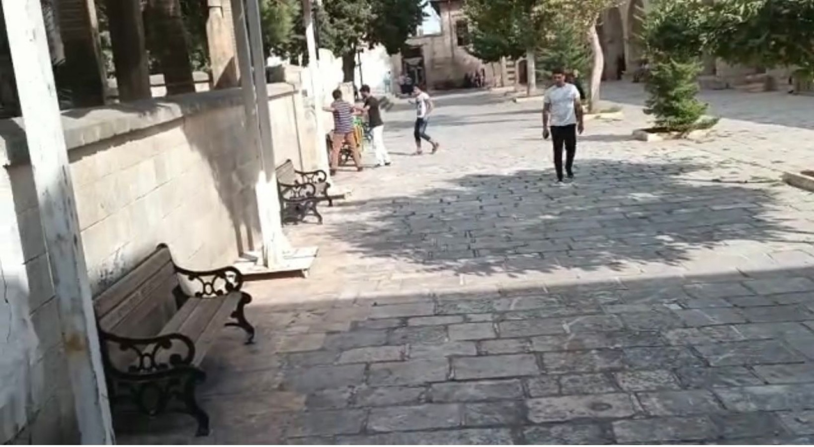 Urfa’da cami avlusunda kavga!;