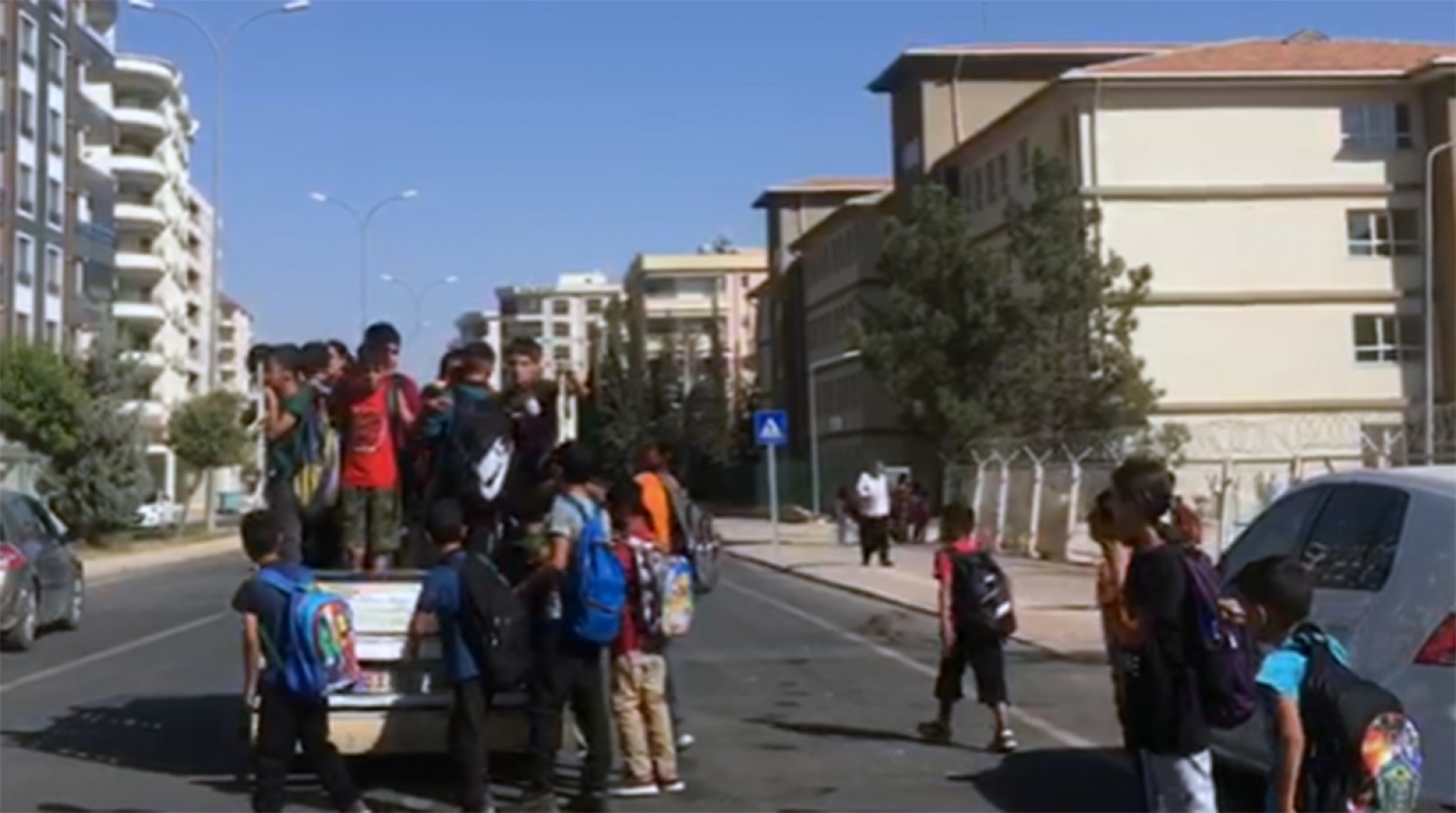 Urfa’da öğrencilerin tehlikeli yolculuğu;