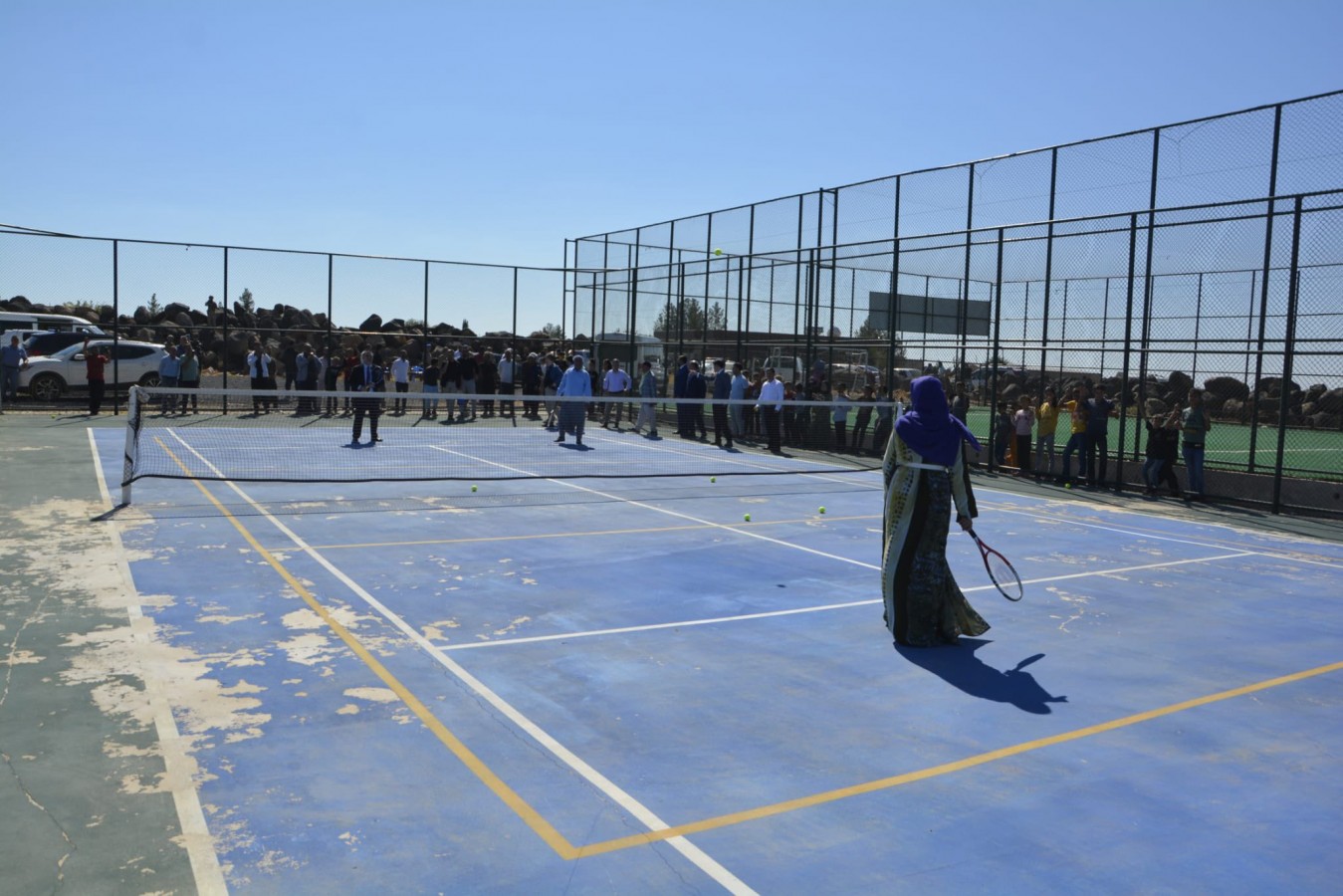 Eğlenceli anlar... Bakan Yardımcısı Urfa'nın köyünde tenis oynadı;