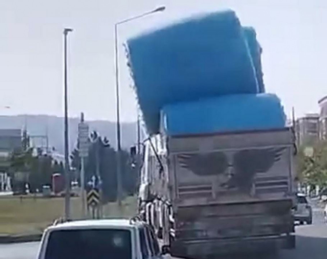 Urfa’da pamuk yüklü kamyonun tehlikeli yolculuğu;