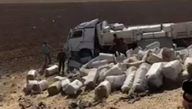 Şanlıurfa’da saman yüklü tır tarlaya uçtu: 1 yaralı;